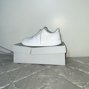 used nike air force 1 low with crease protectors (PRICE CAN BE NEGOTIATED*)